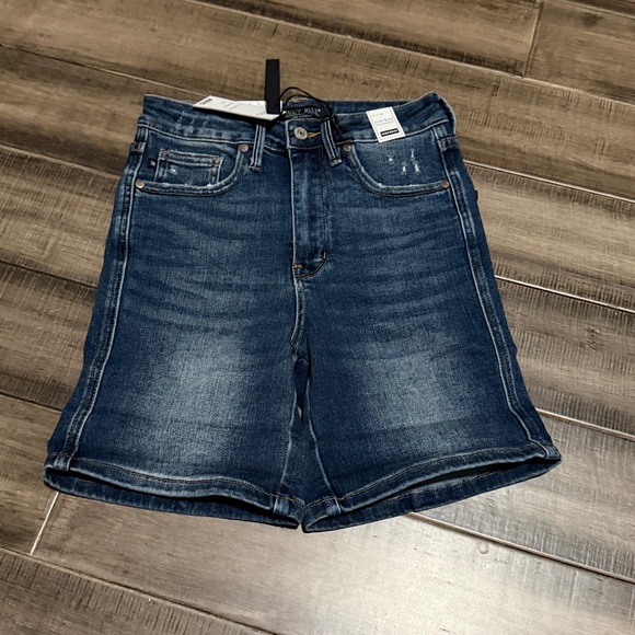 New Judy Blue Under Control Dark Wash
Tummy Control Vintage Cuffed Shorts - Picture 4 of 14